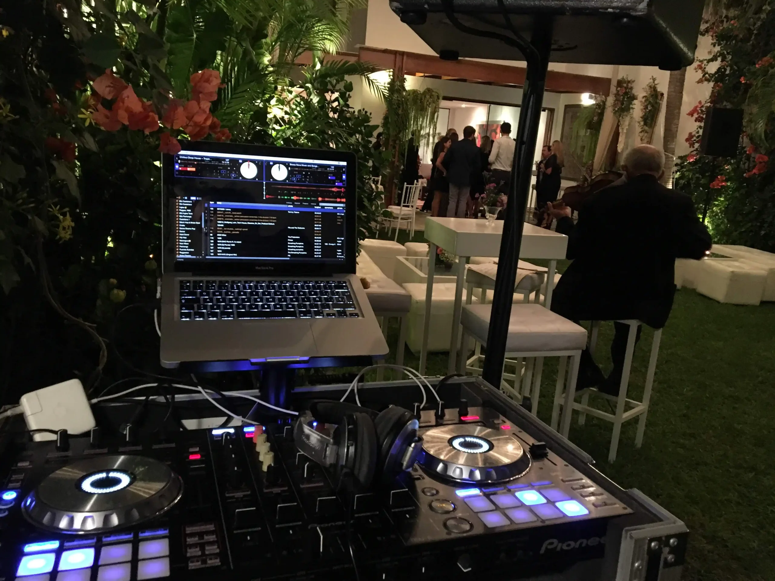 Evento privado con cabina de DJ