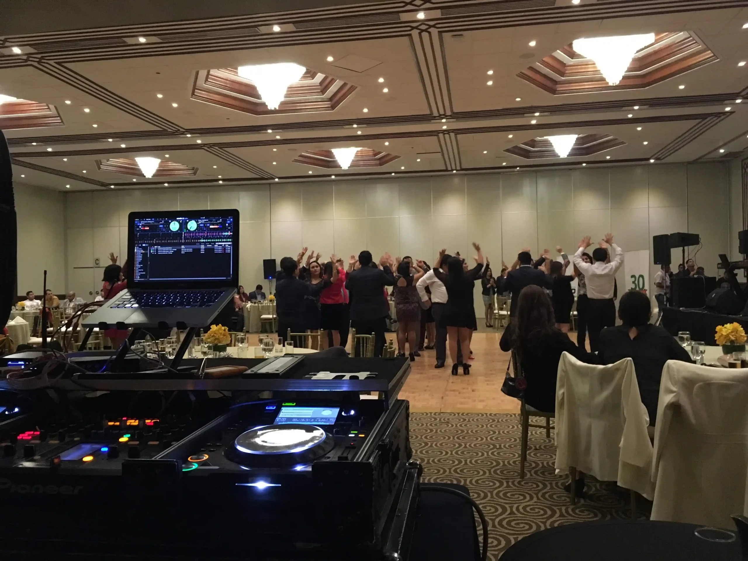 DJ Fabrizio Castillo en un evento corporativo.