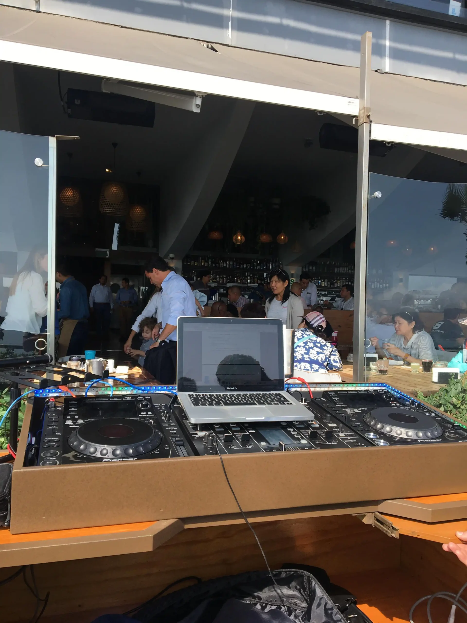 DJ Fabrizio Castillo en Mangos.