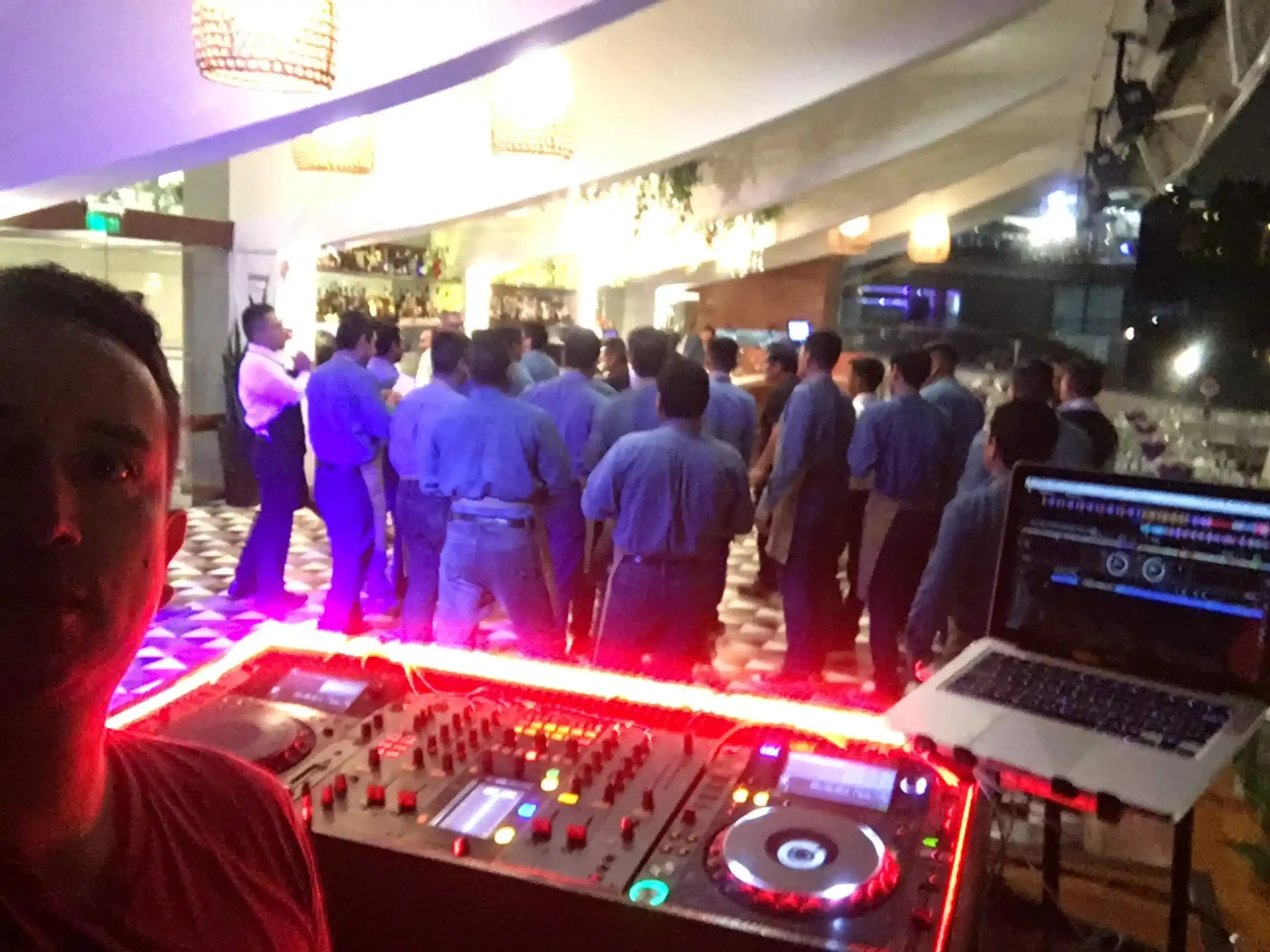 DJ Fabrizio Castillo en Mangos.